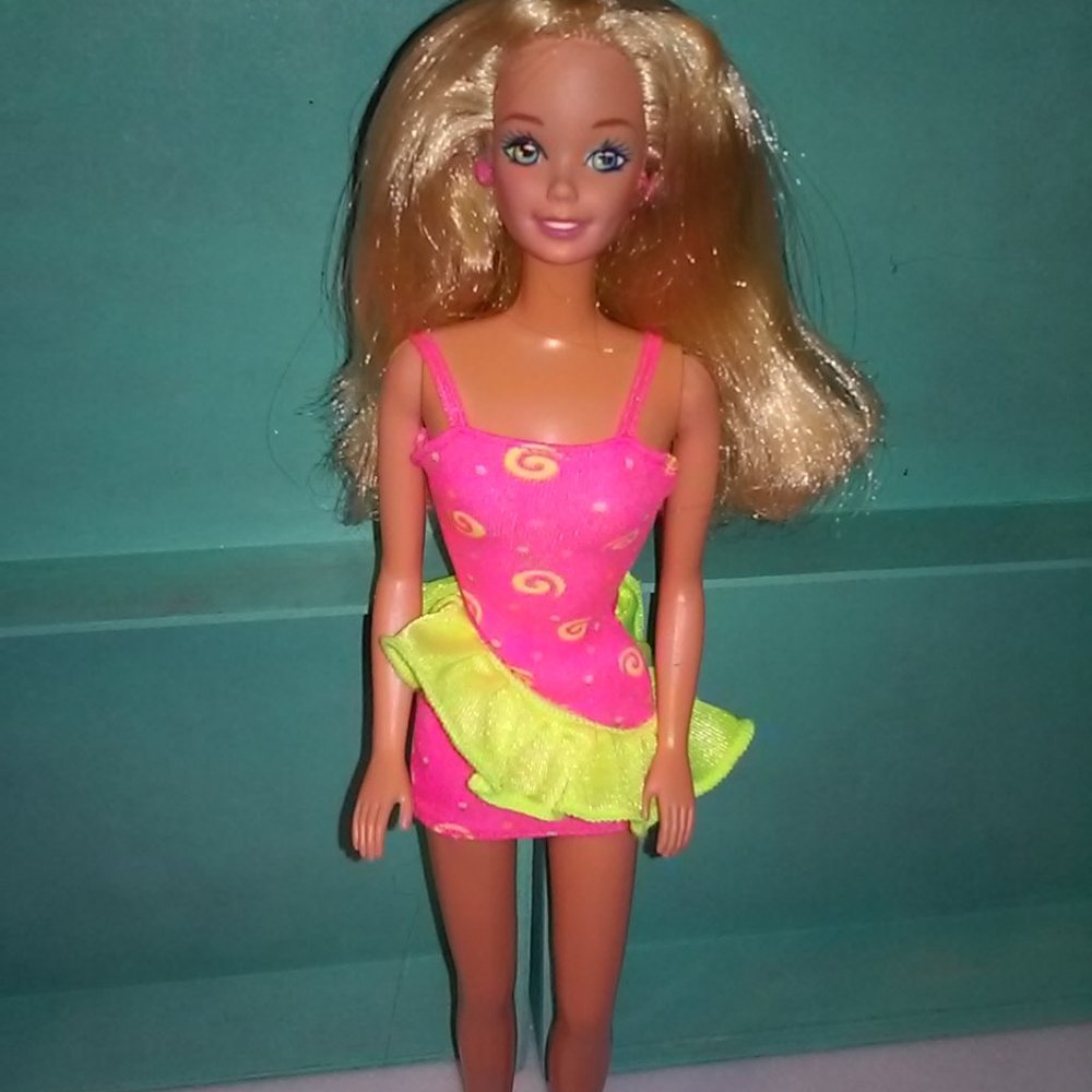 Barbie Ruffle Fun Doll Hot Pink Dress 1994